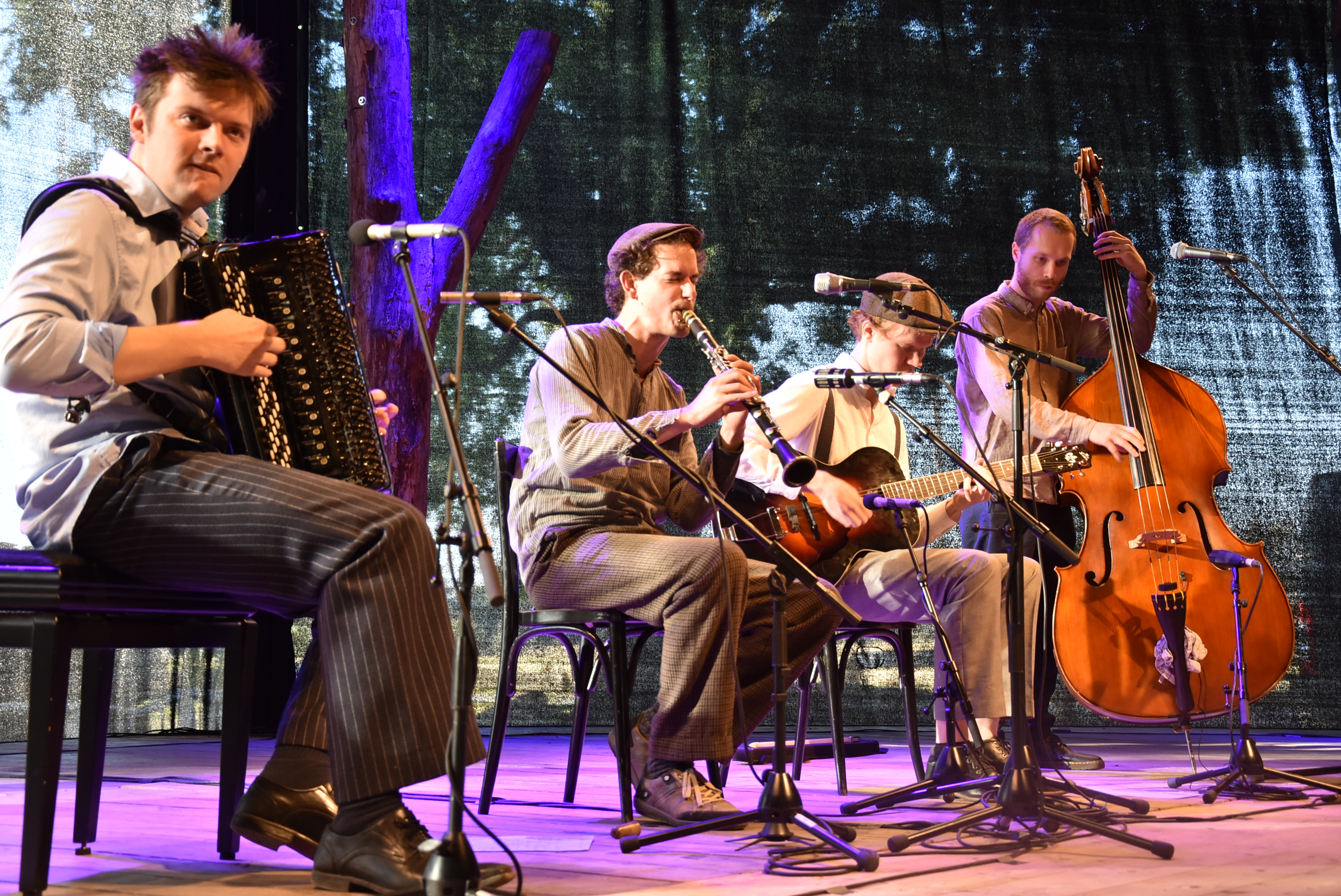 Freitag im KulturCafé --- Die Railers --- Das Jazz-Quartett lässt die großen Zeiten des Swing der 20er und 30er Jahre anklingen mit Standards von Fats Waller oder Edgar Sampson. Dazu gibt es eine Prise Eisenbahnromantik. ---Freitag, 30.8., 19.30 Uhr Eintritt frei, Spenden erwünscht. --- Friday at KulturCafé --- Die Railers ---The jazz quartet takes the audience on a musical journey through the great times of swing with standards from the 20ies and 30ies by Fats Waller or Edgar Sampson. --- Besetzung / Line-up: Christoph Klan (Klarinette) --- Friedrich Bassarak (Akkordeon) --- Johannes Hanekamp (Bass) ---Matt Baldwin (Gitarre) --- Friday, August 30th, 7.30 pm --- Admission free, donations welcome.