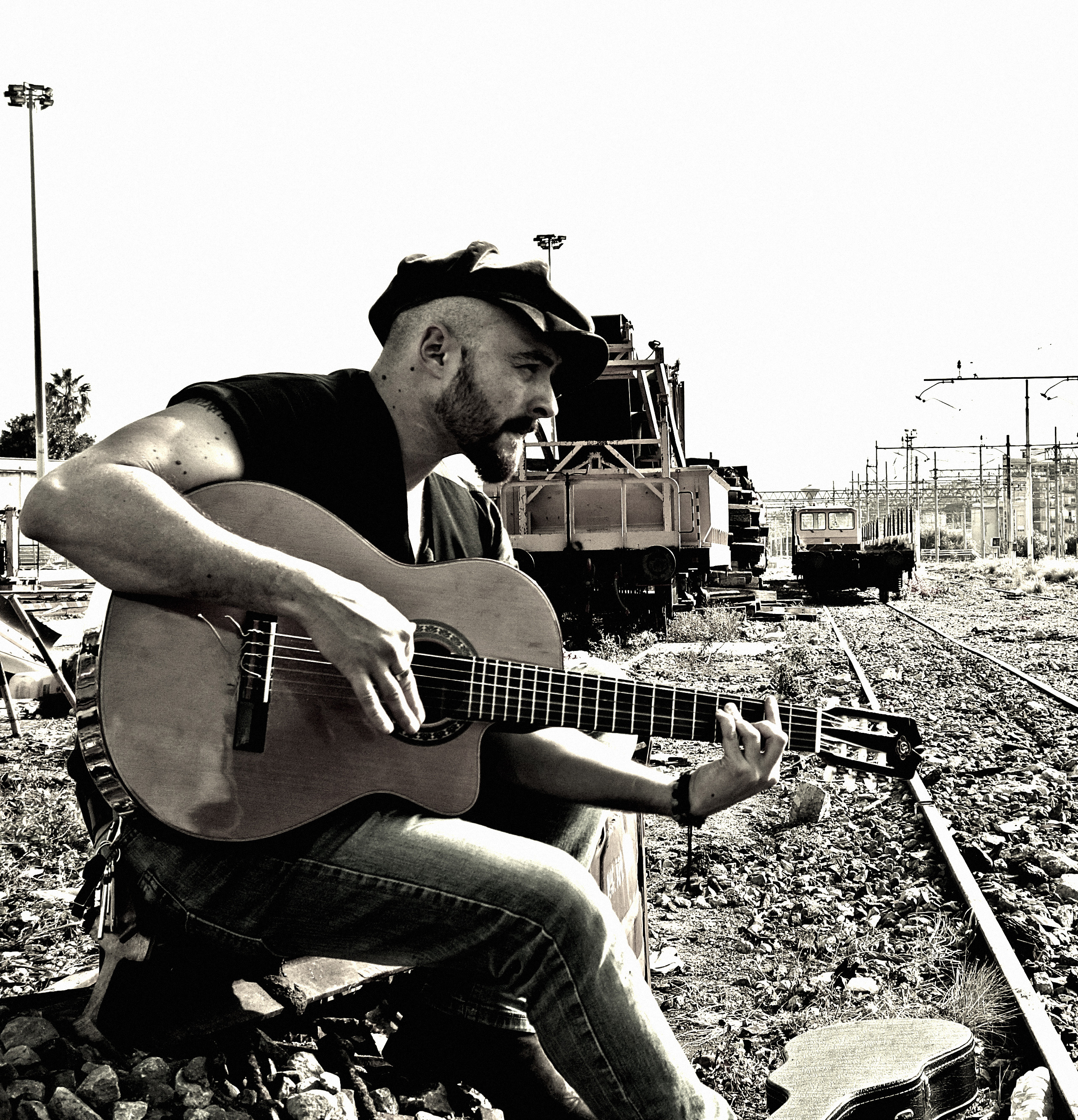 Luca Burgio spielt Gitarre und singt