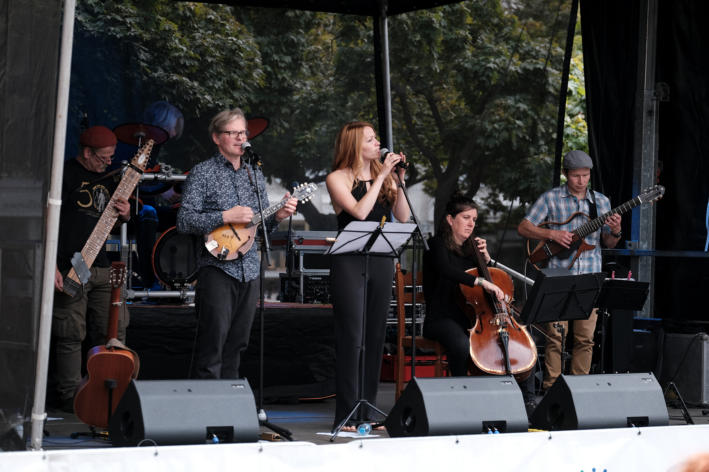 Watering Eye Die Band verarbeitet Einflüsse aus der Folk, Rock und Weltmusik zu ihrer eigenen Form von Popmusik. Die Texte werden in Englisch, Deutsch und Schwiizerdütsch gesungen. Die Instrumentierung reicht von Cello über Chapman Stick, Mandoline und klassische Gitarre hienaus. Jana Koch ist nun als neue Sängerin dabei und teilt sich, gemeinsam mit Oz Camera und Michael Stabenow, die Vocals. Die Band komponiert und schreibt ihre Lieder überwiegend selbst und besteht nun seit mehr als 25 Jahren. Die letzten 15 Jahr ruhte die Band und findet nun, in neuer Konstellation, einen neuen Zauber. Spielen werden an diesem Abend: Ajun: Drums Oz Camera: Gesang, Mandoline, Gitarre Grobi: Chapman Stick Janna Hasanovic: Cello Jana Koch: Gesang Reinhard Schneider: Gitarre, Posaune Photo Thomas Pollack